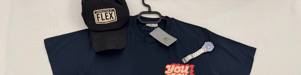 Тъмносиня тениска с цветен надпис „You are Super“ в червено, розово и бяло – добавя свеж акцент.