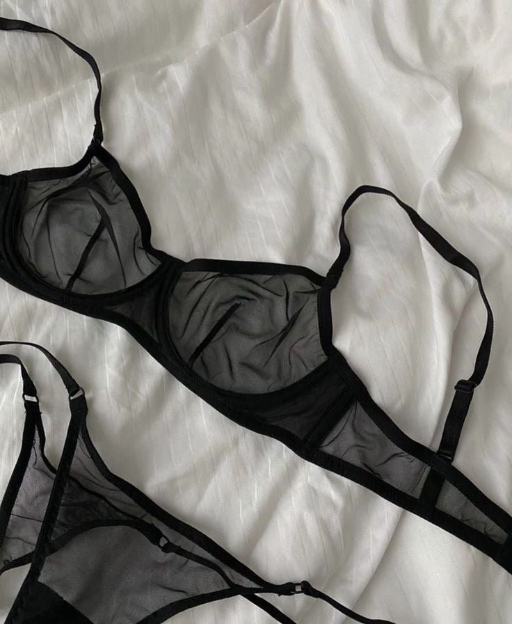 Секси комплекти бельо – сутиен с прашки.