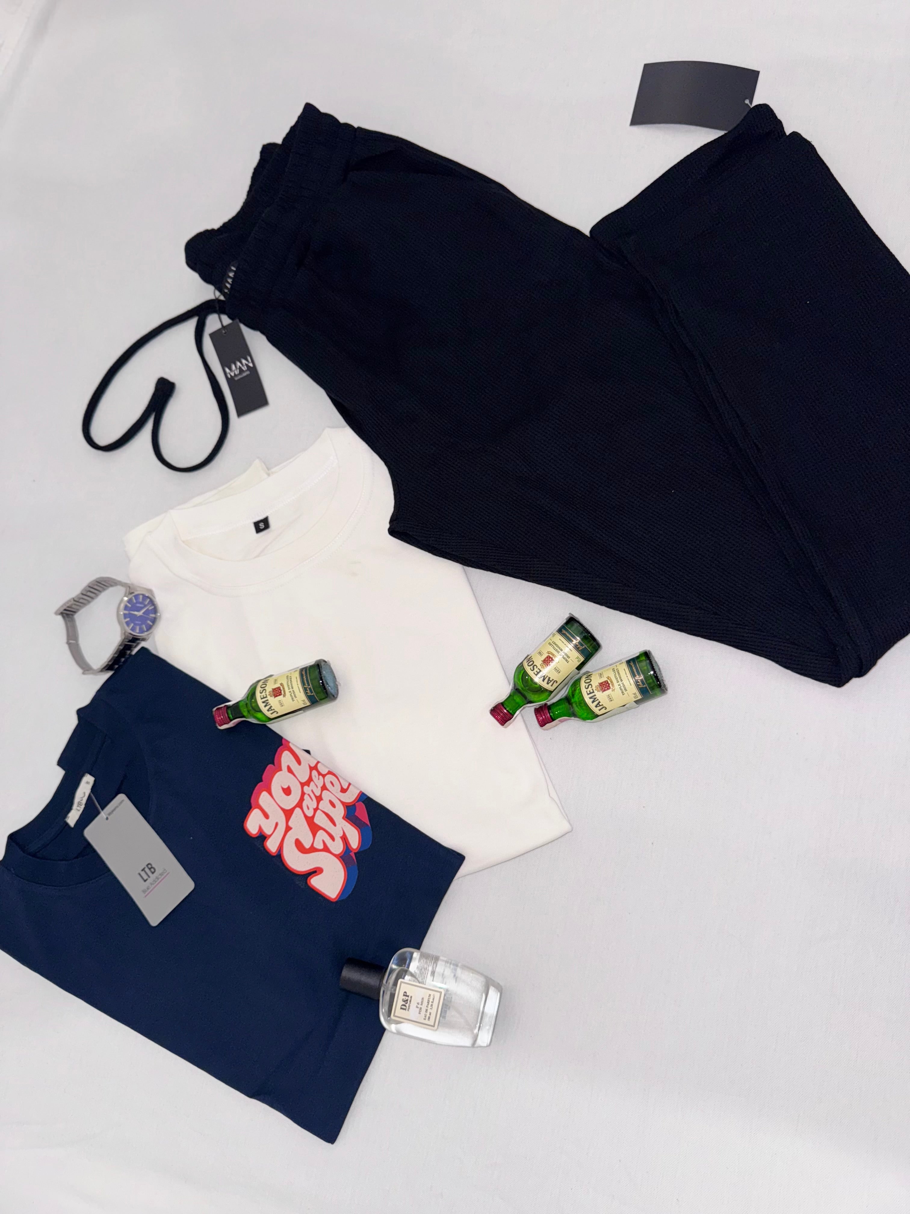 • Тъмносини мъжки панталони тип анцуг – с ластик и връзки на талията, подходящи за спортен или ежедневен стил.
 • Бяла тениска – класически изчистен модел, без щампа.
 • Тъмносиня тениска с цветен надпис „You are Super“ в червено, розово и бяло – добавя с