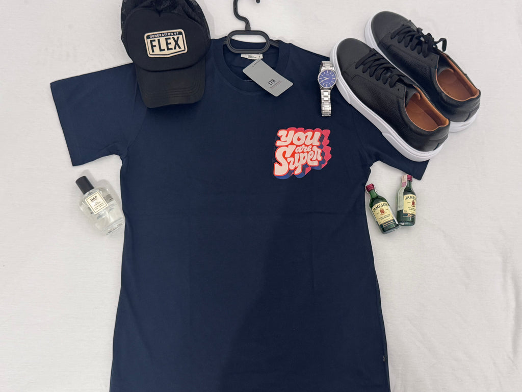 Тъмносиня тениска с цветен надпис „You are Super“ в червено, розово и бяло – добавя свеж акцент.