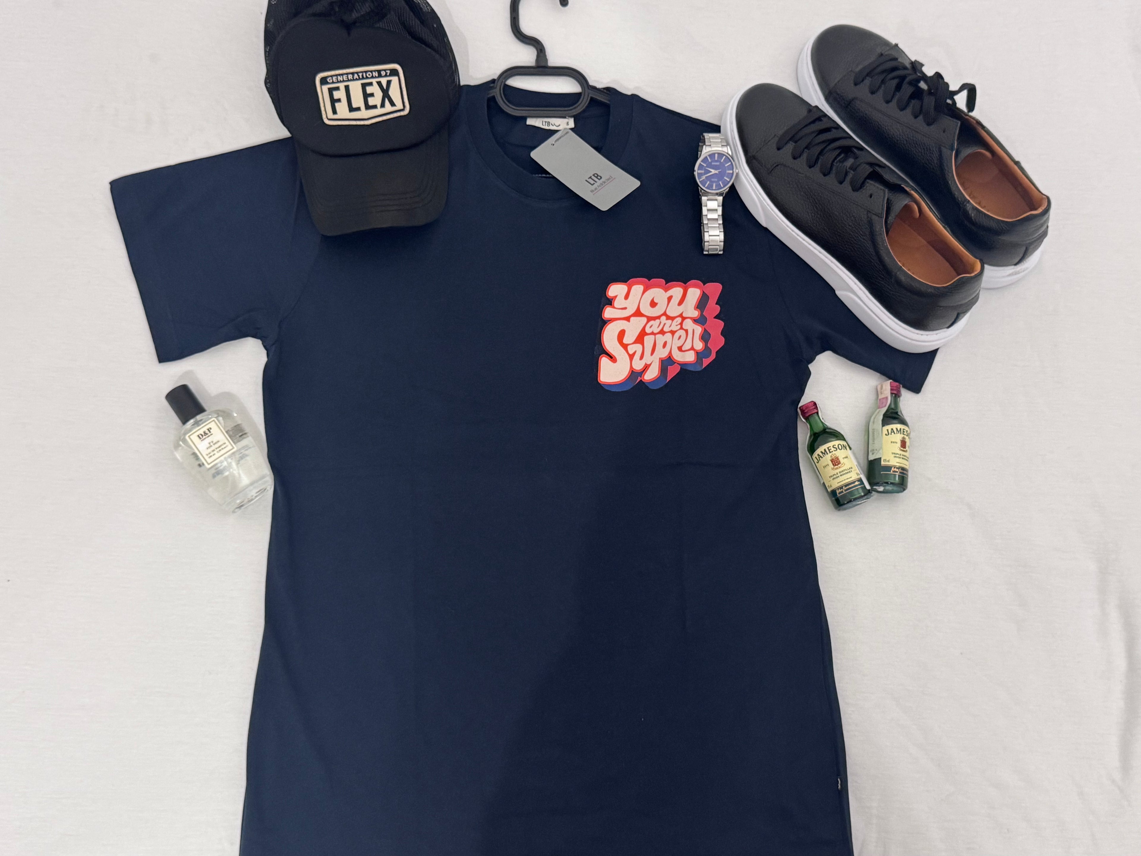 Тъмносиня тениска с цветен надпис „You are Super“ в червено, розово и бяло – добавя свеж акцент.