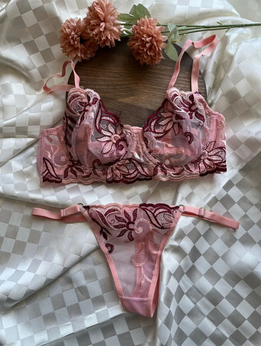 Секси комплекти бельо – сутиен с прашки.