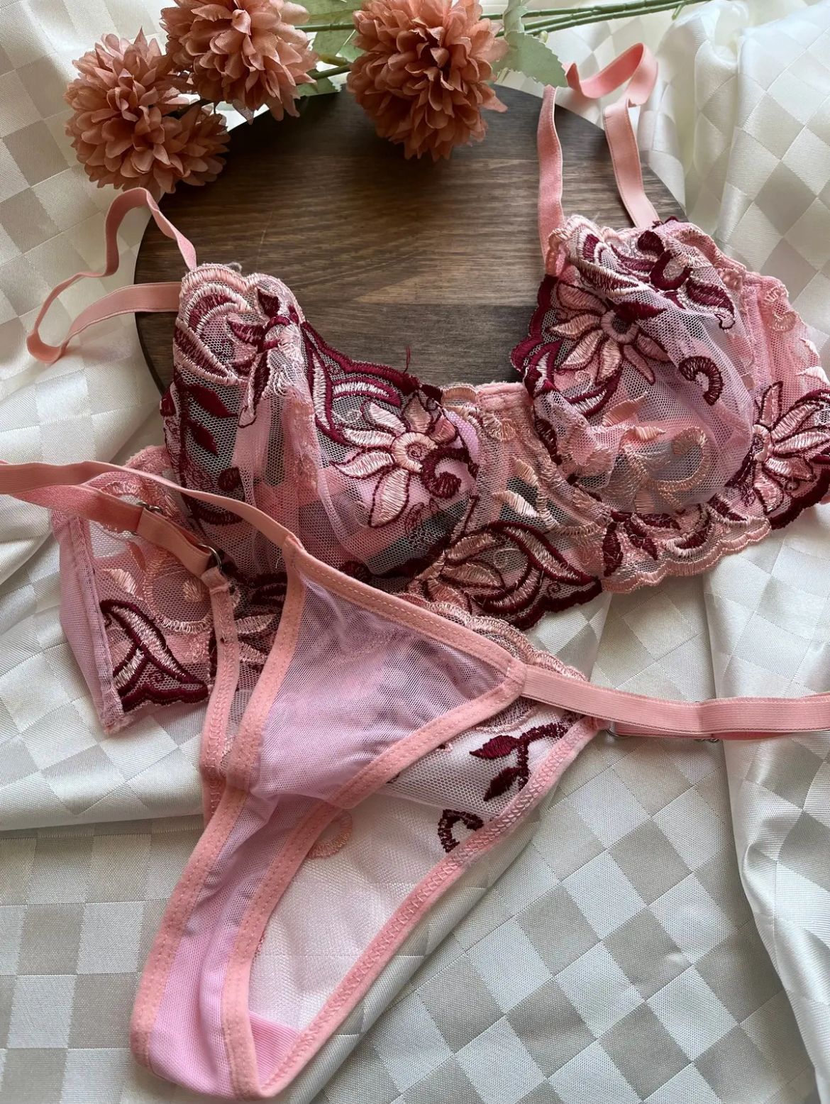 Секси комплекти бельо – сутиен с прашки.